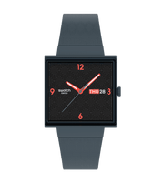 Orologio Swatch Squared Off SO34M701 con cassa quadrata grigia in bioceramica e quadrante bianco con lancette nere.