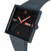 Dettaglio cinturino in plastica di origine biologica grigia con fibbia classica dell’orologio Swatch Squared Off SO34M701.