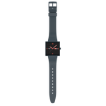Load image into Gallery viewer, Vista frontale dell’orologio Swatch Squared Off SO34M701 con quadrante bianco e finestre giorno e data, ideale per uso quotidiano.
