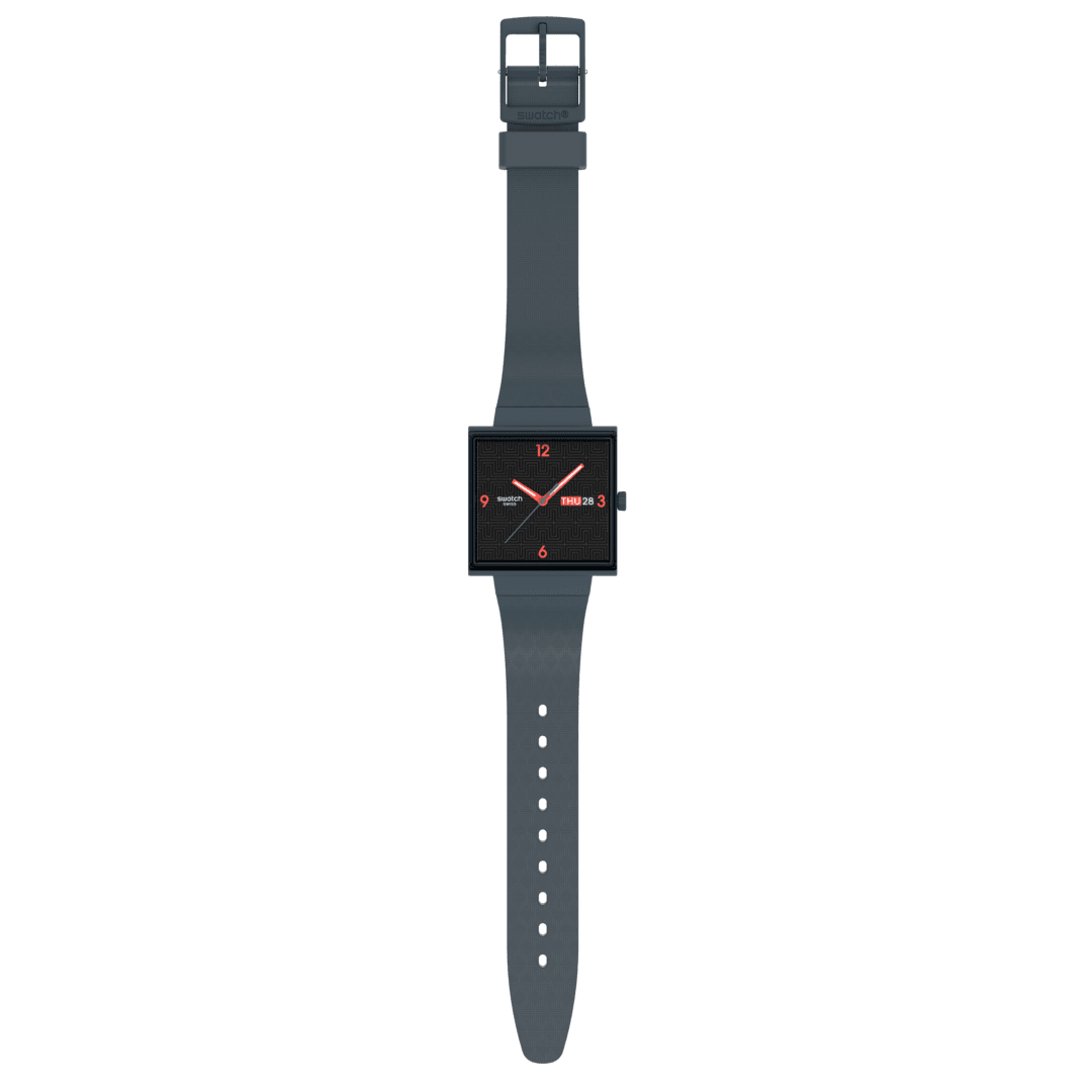 Vista frontale dell’orologio Swatch Squared Off SO34M701 con quadrante bianco e finestre giorno e data, ideale per uso quotidiano.