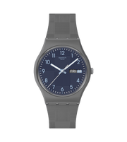 Orologio Swatch Tile Dial SO28M701 con cassa rotonda grigia in plastica e quadrante blu con lancette blu per ore e minuti e lancetta dei secondi bianca.