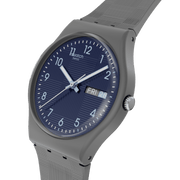 Dettaglio cinturino in plastica/resina grigia con fibbia di chiusura dell’orologio Swatch Tile Dial SO28M701.