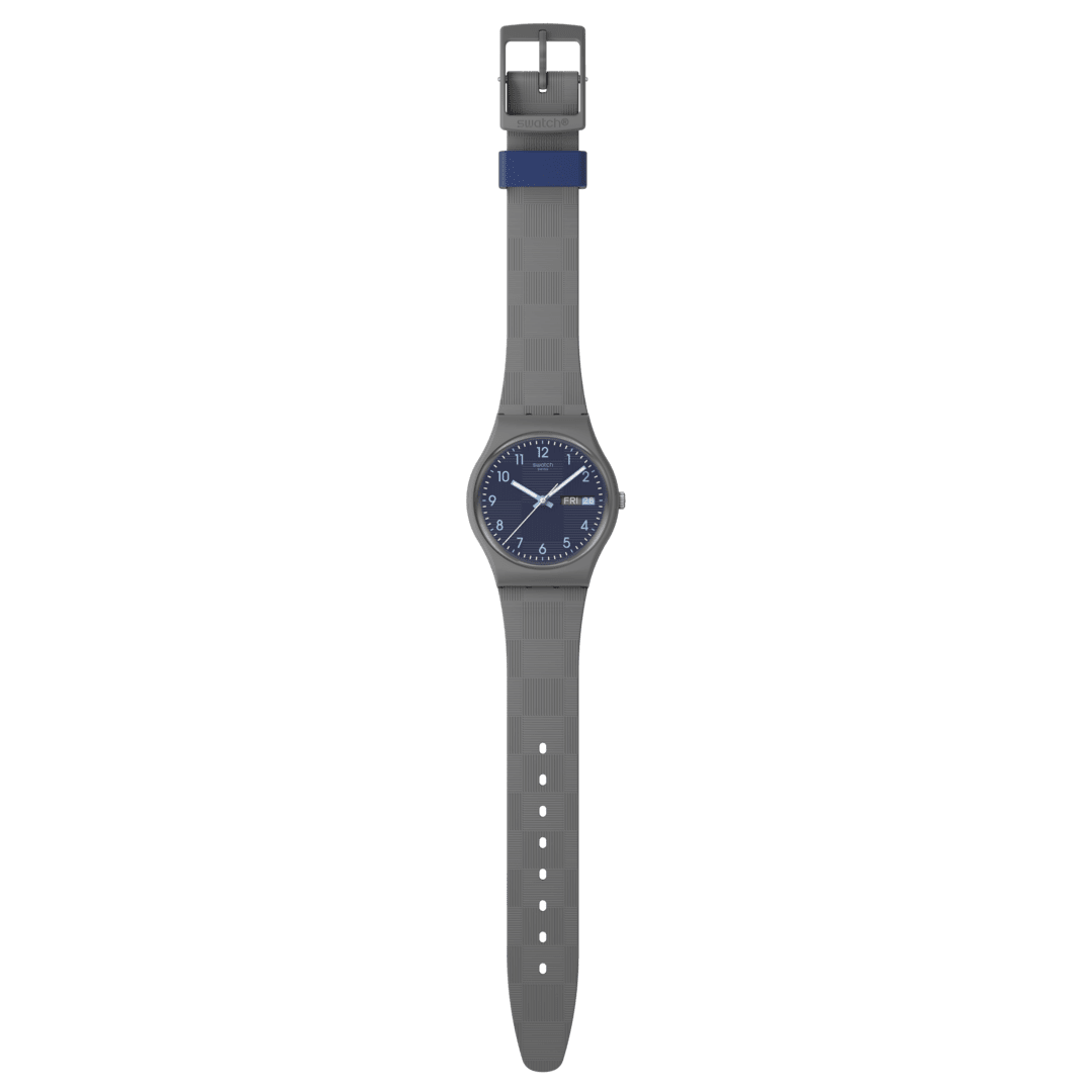 Vista frontale dell’orologio Swatch Tile Dial SO28M701 con quadrante blu e cassa grigia, ideale per uso quotidiano.