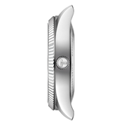 Dettaglio della lunetta zigrinata e fondello trasparente con movimento automatico Powermatic 80.