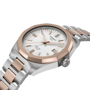 Dettaglio della lunetta dodecagonale e del vetro zaffiro antigraffio con riflessi sul quadrante madreperla.