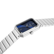 Dettaglio vetro zaffiro sfaccettato e lancette luminescenti.