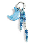 Load image into Gallery viewer, Charm a forma di luna in bioresina vegetale colore denim con componenti in plastica riciclata e acciaio, appeso a una borsa.
