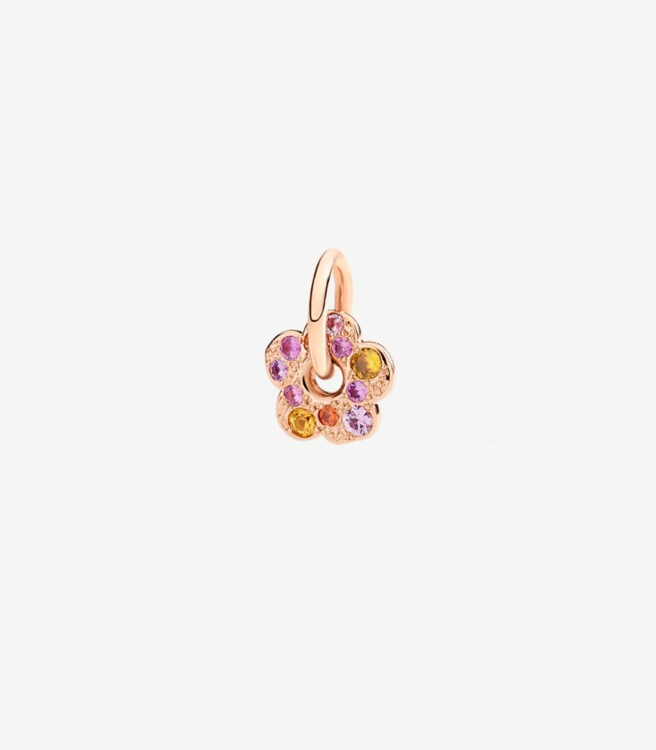 Charm fiore in oro rosa 9K con zaffiri rosa e arancio, dettaglio dei colori vivaci e delle pietre preziose.