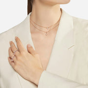 Ciondolo bollicine in oro rosa 9K con diamante bianco brillante, dettaglio lucentezza e forma minuta.