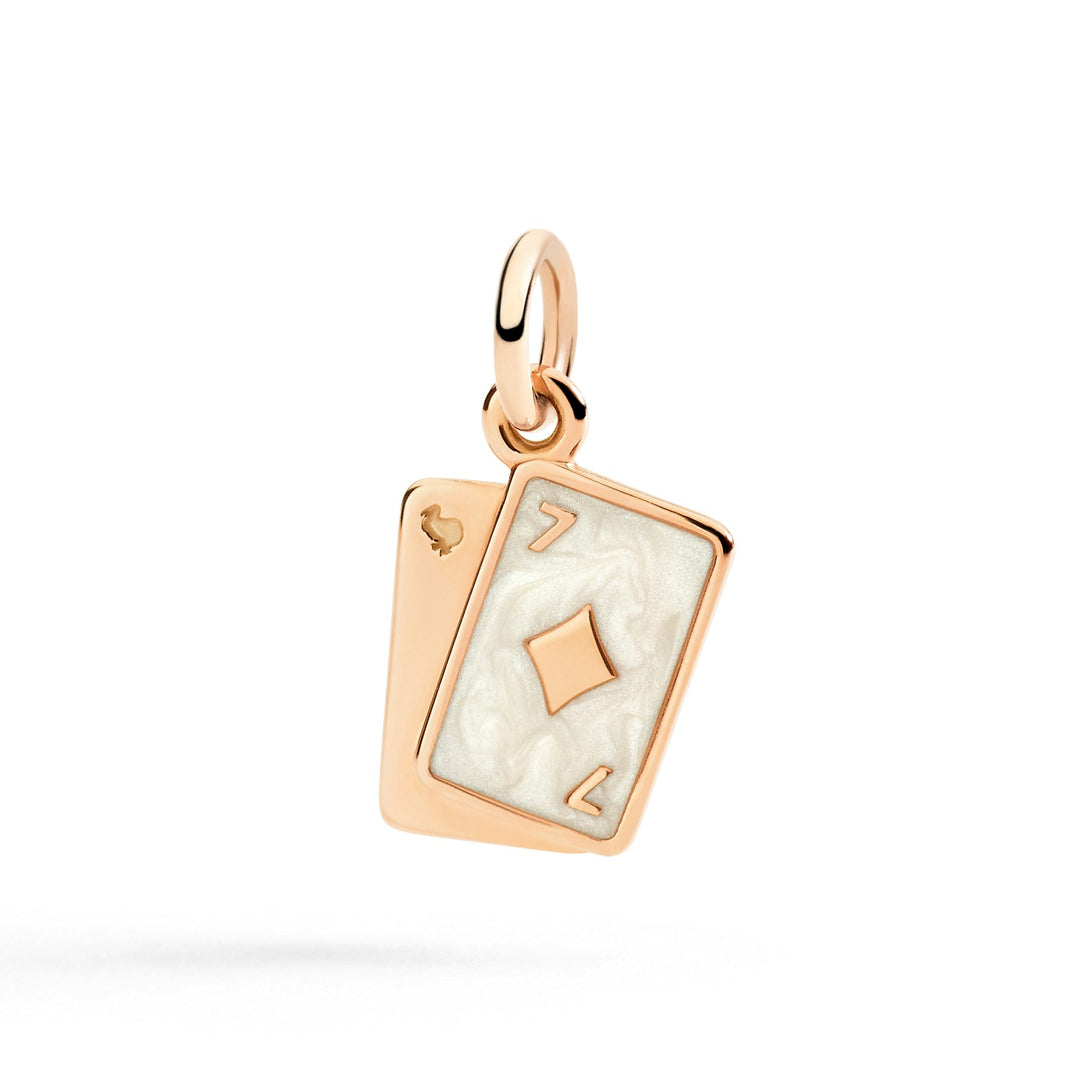 Ciondolo carte da gioco in oro rosa 9K con smalto perlato bianco, dettagli raffinati.