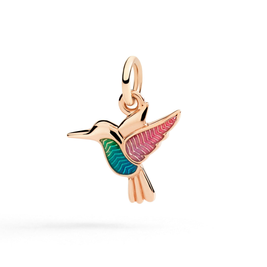 Ciondolo colibrì in oro rosa 9K con smalto perlato blu e verde, dettaglio rilievo e brillantezza.