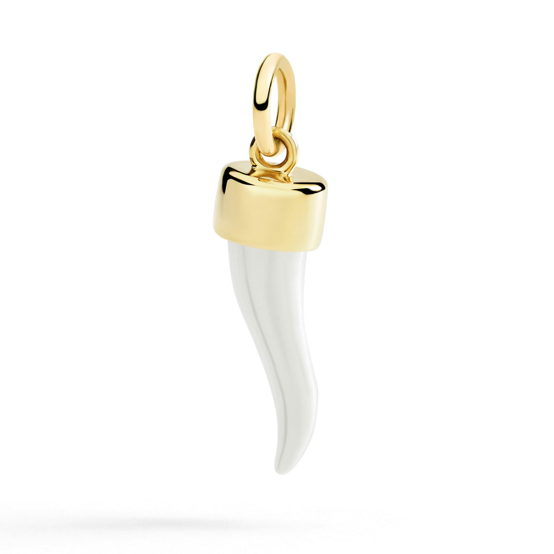 Ciondolo cornetto in oro giallo 9K e argento, dettaglio delle curve e superficie lucida.