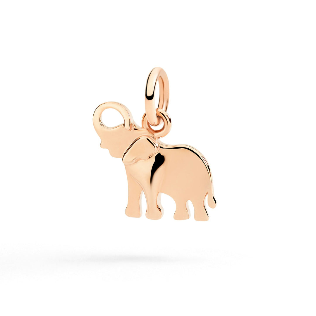 Ciondolo elefante in oro rosa 9K con proboscide sollevata, dettaglio lavorazione e brillantezza.