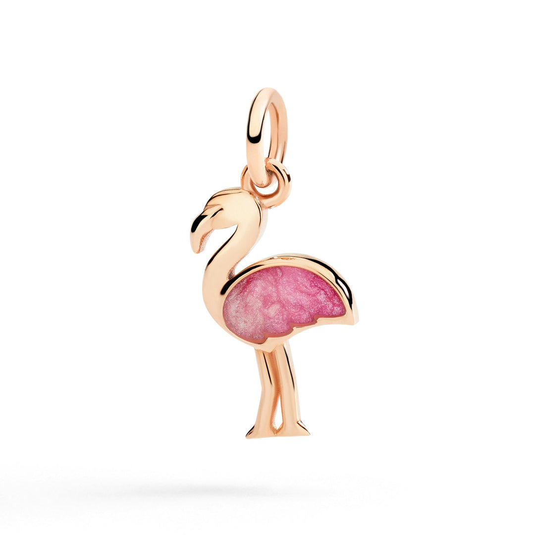 Ciondolo fenicottero in oro rosa 9K con smalto perlato rosa, dettaglio della brillantezza e forma elegante.