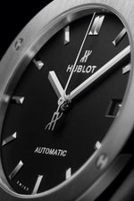 Load image into Gallery viewer, Hublot Classic Fusion Titanium 511.NX.1171.RX - cinturino gomma nero - cassa e lunetta in titanio - quadrante nero con datario