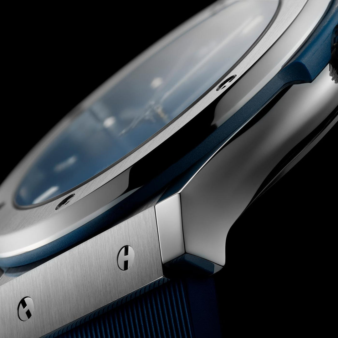 Hublot Classic Fusion Titanium Blue 511.NX.7170.RX - cinturino gomma blu - cassa e lunetta in titanio - quadrante blu con datario