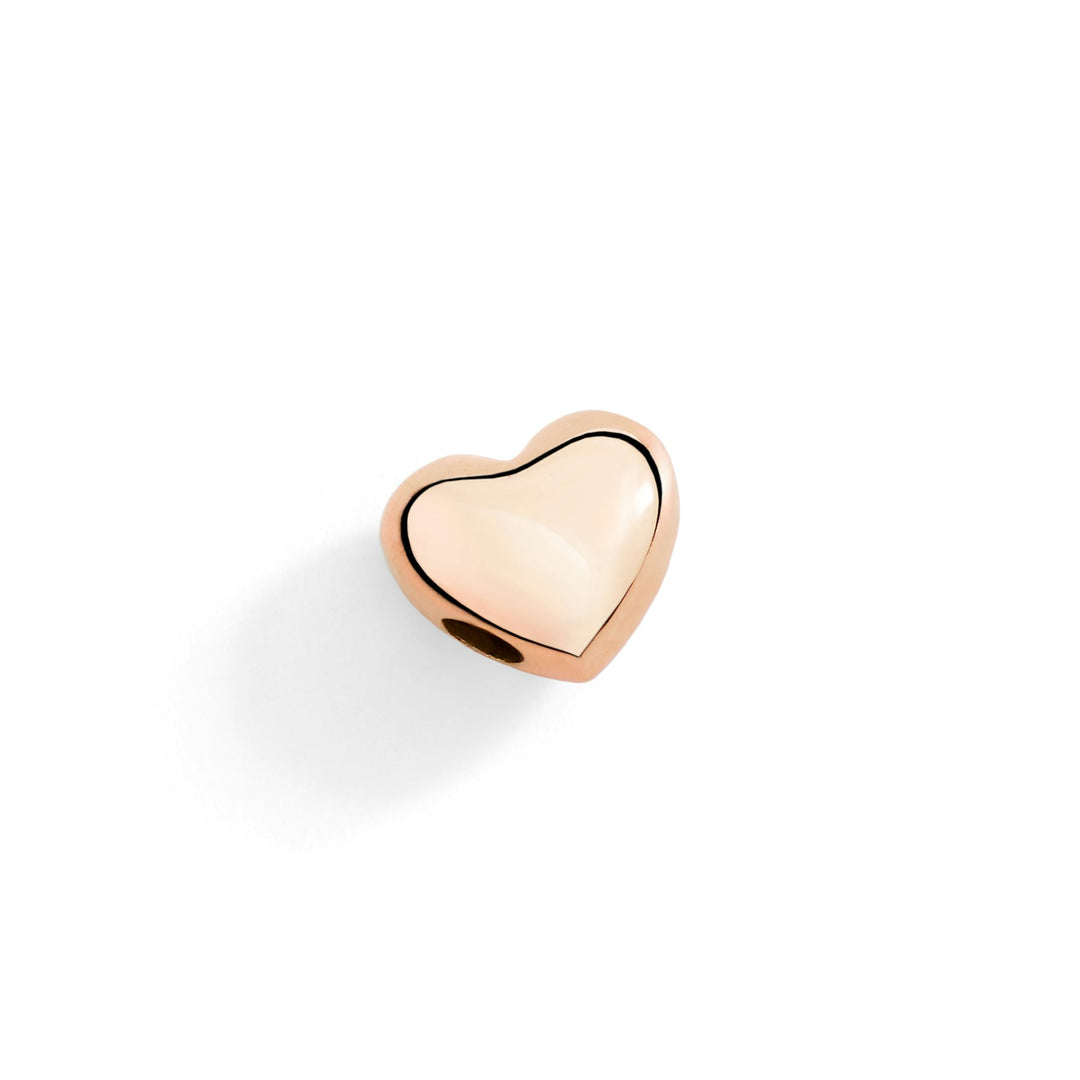 Componente a forma di cuore in oro rosa lucido 9K, dettaglio della superficie liscia e brillante.