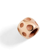 Componente granello in oro rosa 9K con superficie liscia e forma organica, dettaglio lucido.