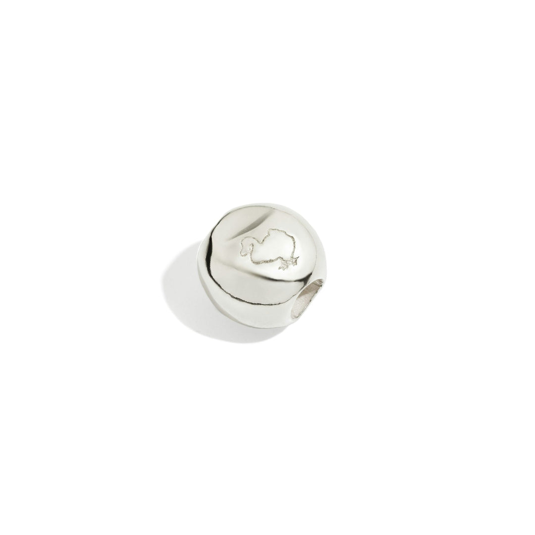 Componente pepita in argento 925 con superficie levigata e forma asimmetrica naturale.