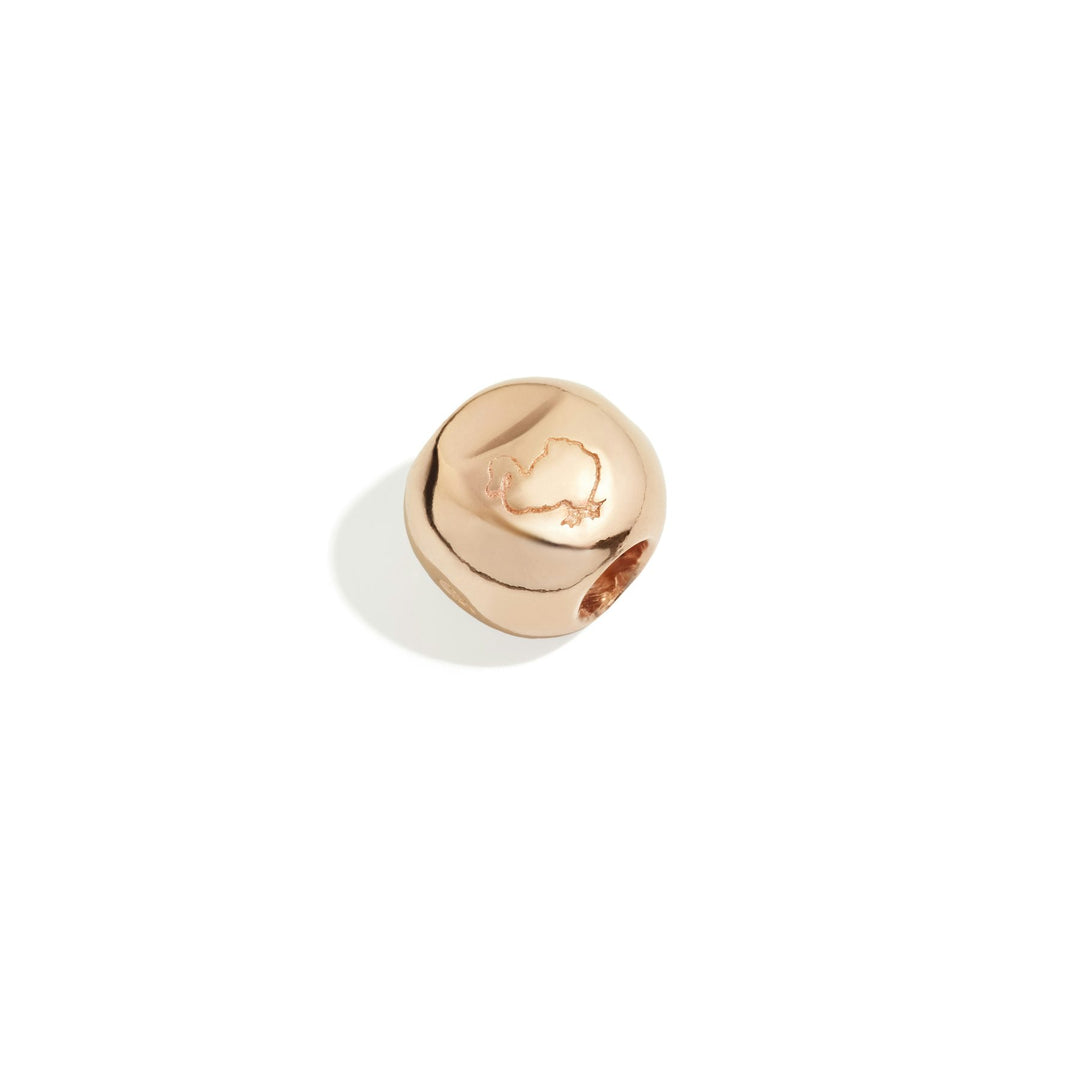 Componente pepita in oro rosa 9K con superficie levigata e organica, dettaglio lucido.