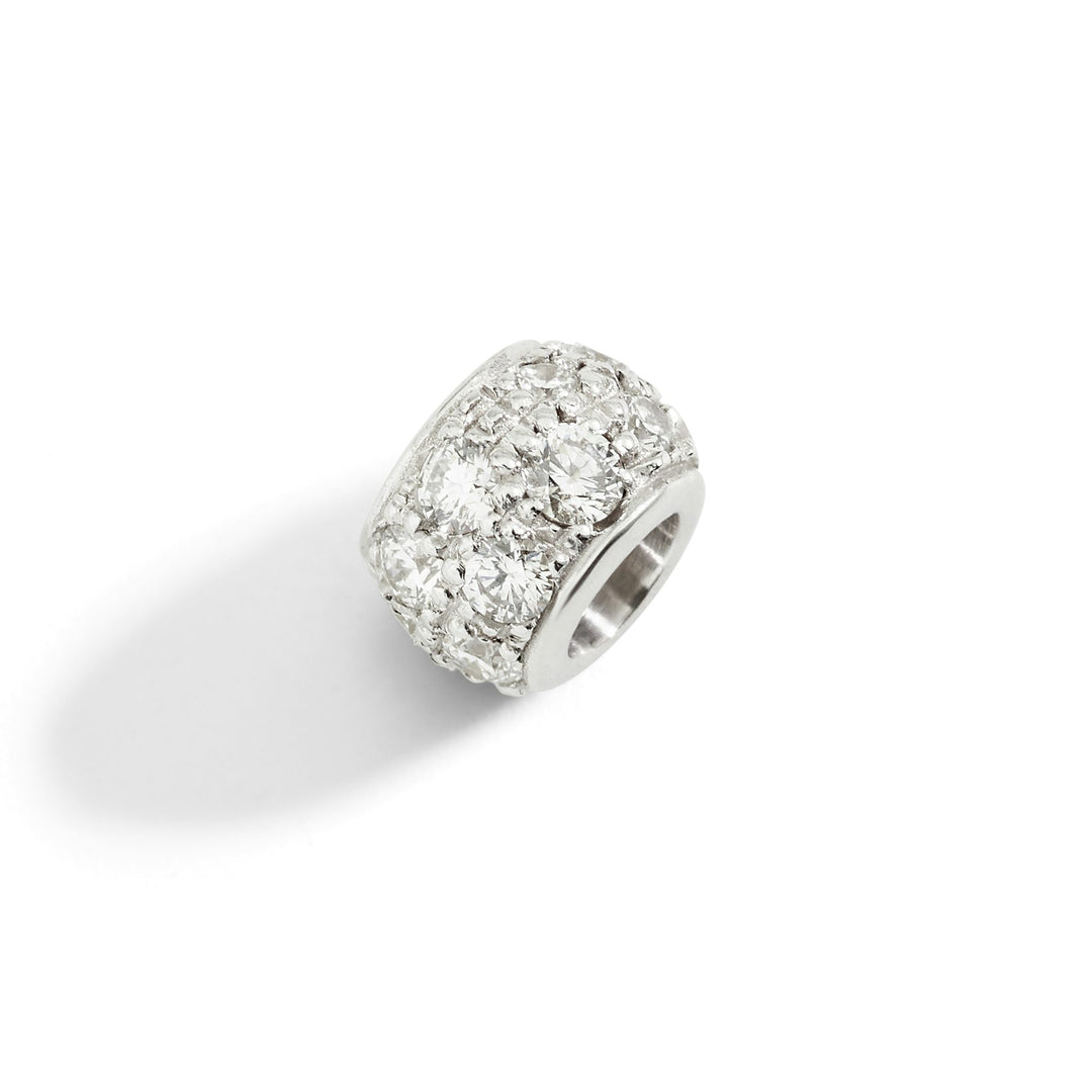 Componente rondelle in oro bianco 18K rodiato con 15 diamanti bianchi, dettaglio della brillantezza e della finitura liscia.