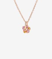 Primo piano del charm DMC5013, evidenziando l’incastonatura e la brillantezza degli zaffiri.