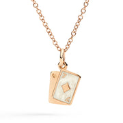 Primo piano del ciondolo DMC5001, evidenziando la brillantezza dell’oro e la lucentezza dello smalto.