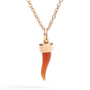 Primo piano del ciondolo DMC5014, evidenziando la pietra corniola e la forma iconica del cornetto.