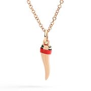 Primo piano del ciondolo DMC5003, evidenziando la brillantezza dello smalto e la forma sinuosa.