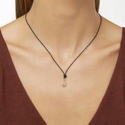 Primo piano del ciondolo DMC0025, evidenziando il diamante brillante e la finitura lucida dell’oro.