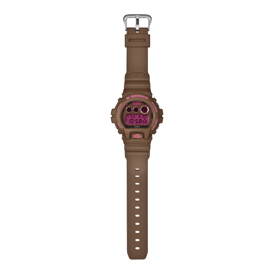 Casio G-shock x Hardies NYC DW-6900HH-5ER - cinturino, cassa e quadrante marroni con dettagli rosa