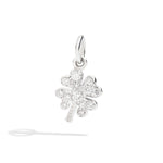 Load image into Gallery viewer, Ciondolo quadrifoglio in oro bianco 18K con 13 diamanti bianchi, dettaglio brillantezza e design elegante.

