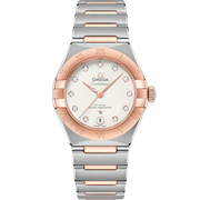 Quadrante argentato effetto cristallo dell’Omega Constellation 29 mm con indici a diamanti, lancette e logo in oro Sedna 18K e datario a ore 6