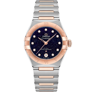 Quadrante blu soleil dell’Omega Constellation 29 mm con indici a diamanti, lancette e logo in oro Sedna 18K e datario a ore 6