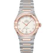 Quadrante argentato effetto cristallo dell’Omega Constellation 29 mm con indici a diamanti, lancette e logo in oro Sedna 18K, datario a ore 6