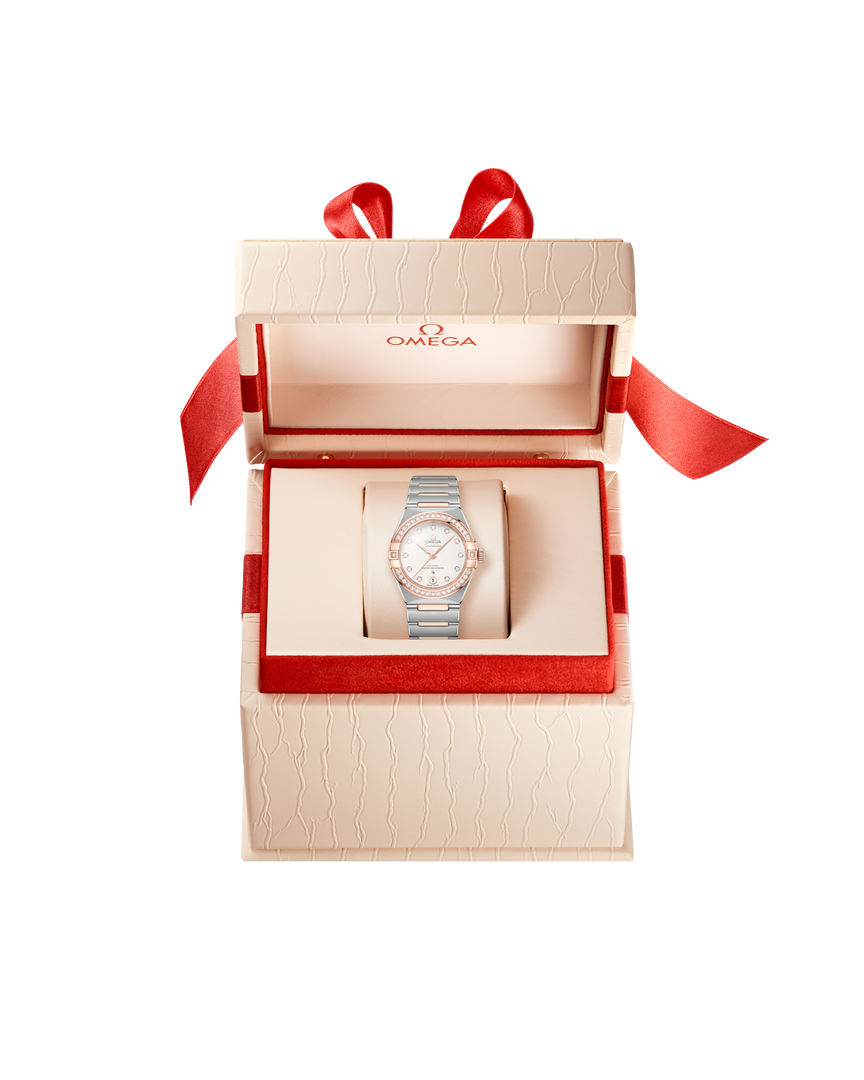 Fondello in vetro zaffiro bombato dell’Omega Constellation con movimento automatico Co-Axial Master Chronometer calibro 8700 visibile