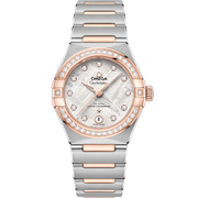 Quadrante blu soleil dell’Omega Constellation 29 mm con indici a diamanti, lancette e logo in oro Sedna 18K, datario a ore 6