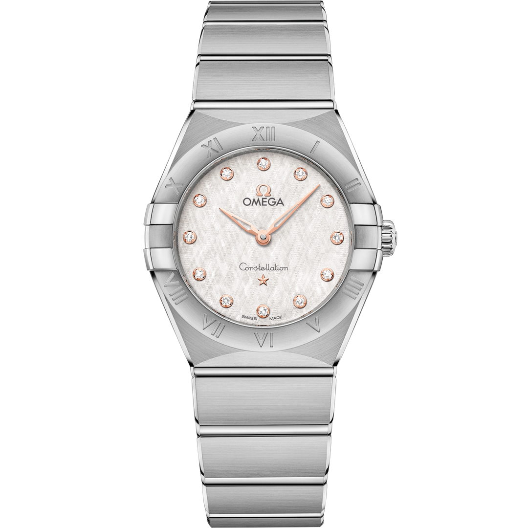 Quadrante argentato sunburst dell'Omega Constellation Quartz 28 mm con cinque stelle a ore 6, indici a bastone rodiati e lancette sfaccettate rodiati