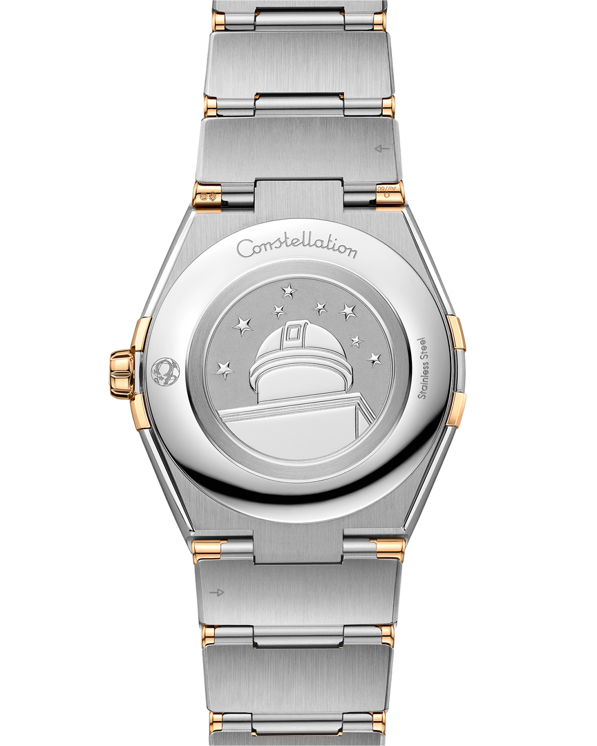 Cassa in acciaio inox da 36 mm con lunetta in oro giallo lucido, caratterizzata dalle iconiche 'griffe' laterali