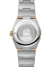 Cassa in acciaio inox da 36 mm con lunetta in oro giallo lucido, caratterizzata dalle iconiche 'griffe' laterali