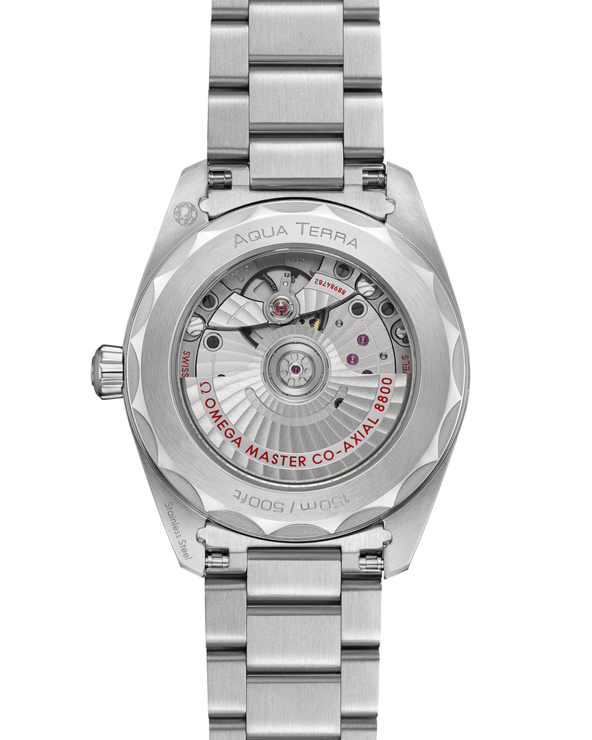 Fondello con bordo ondulato in acciaio inox e vetro zaffiro trasparente che mostra il movimento automatico Co-Axial Master Chronometer calibro 8800