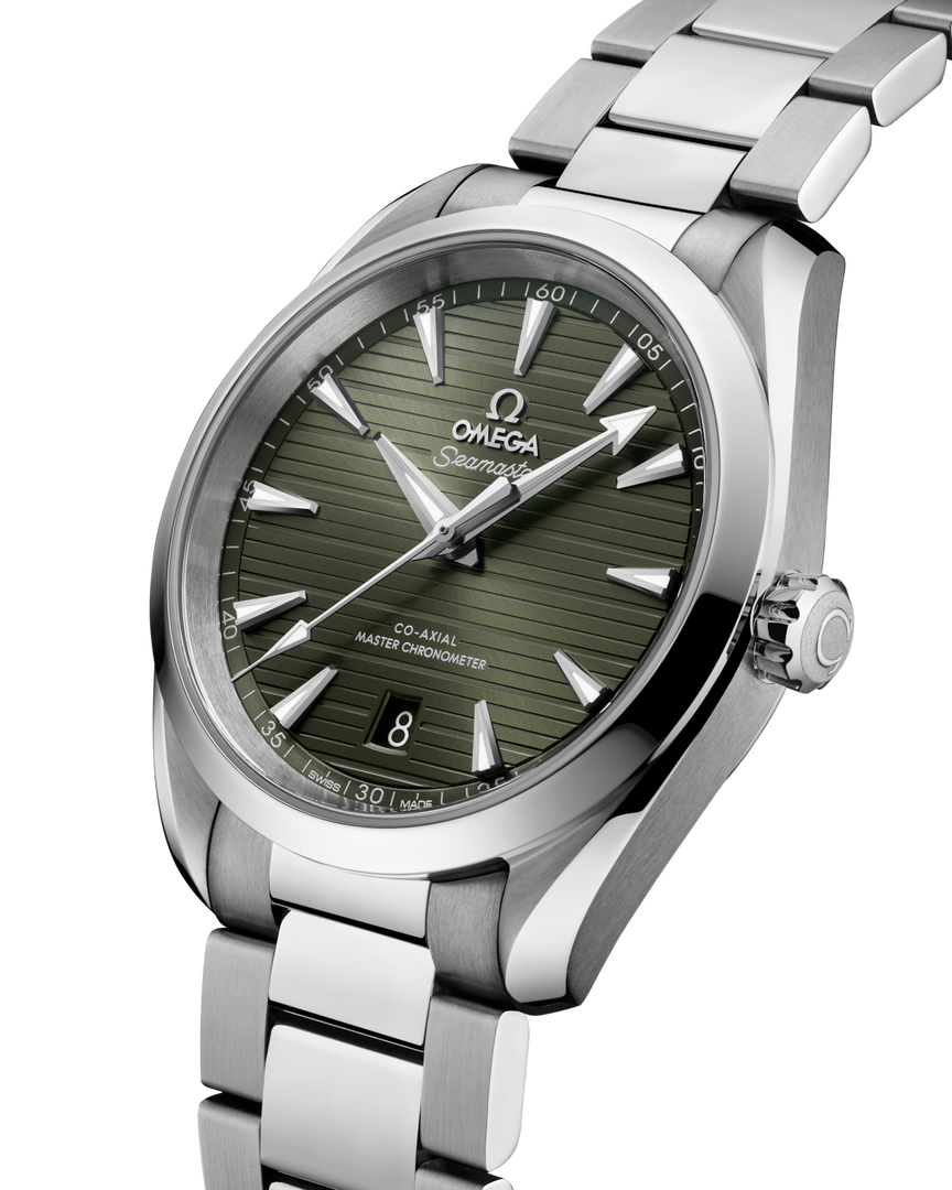 Fondello con bordo ondulato in acciaio inox e vetro zaffiro trasparente che mostra il movimento automatico Co-Axial Master Chronometer calibro 8800