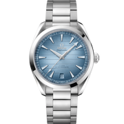 Quadrante blu Summer Blue con motivo teak a raggi di sole, lancette e indici rodiati luminescenti con Super-LumiNova azzurra, datario a ore 6 dell’Omega Seamaster Aqua Terra 41 mm