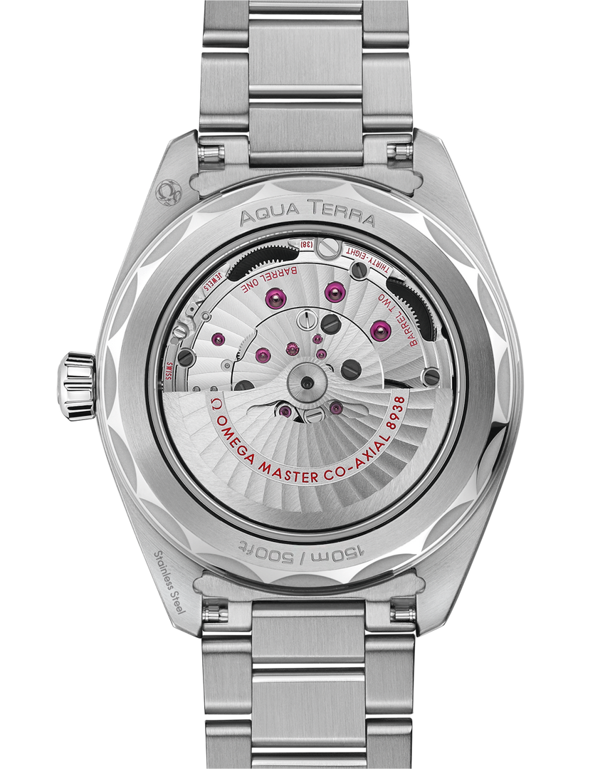 Bracciale in acciaio lucido e spazzolato con chiusura déployante a doppio pulsante e fondello trasparente dell’Omega Seamaster Aqua Terra 150M GMT Worldtimer 43 mm.