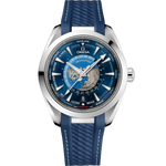 Load image into Gallery viewer, Quadrante blu guilloché con mappa del mondo e indici applicati rodiati dell’Omega Seamaster Aqua Terra 150M GMT Worldtimer 43 mm modello 220.12.43.22.03.001 con cinturino in gomma blu.
