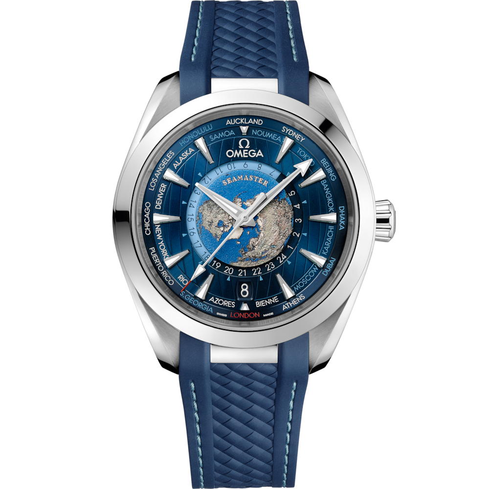 Quadrante blu guilloché con mappa del mondo e indici applicati rodiati dell’Omega Seamaster Aqua Terra 150M GMT Worldtimer 43 mm modello 220.12.43.22.03.001 con cinturino in gomma blu.