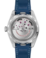 Load image into Gallery viewer, Cinturino in gomma blu con chiusura déployante in acciaio dell’Omega Seamaster Aqua Terra 150M GMT Worldtimer 43 mm.
