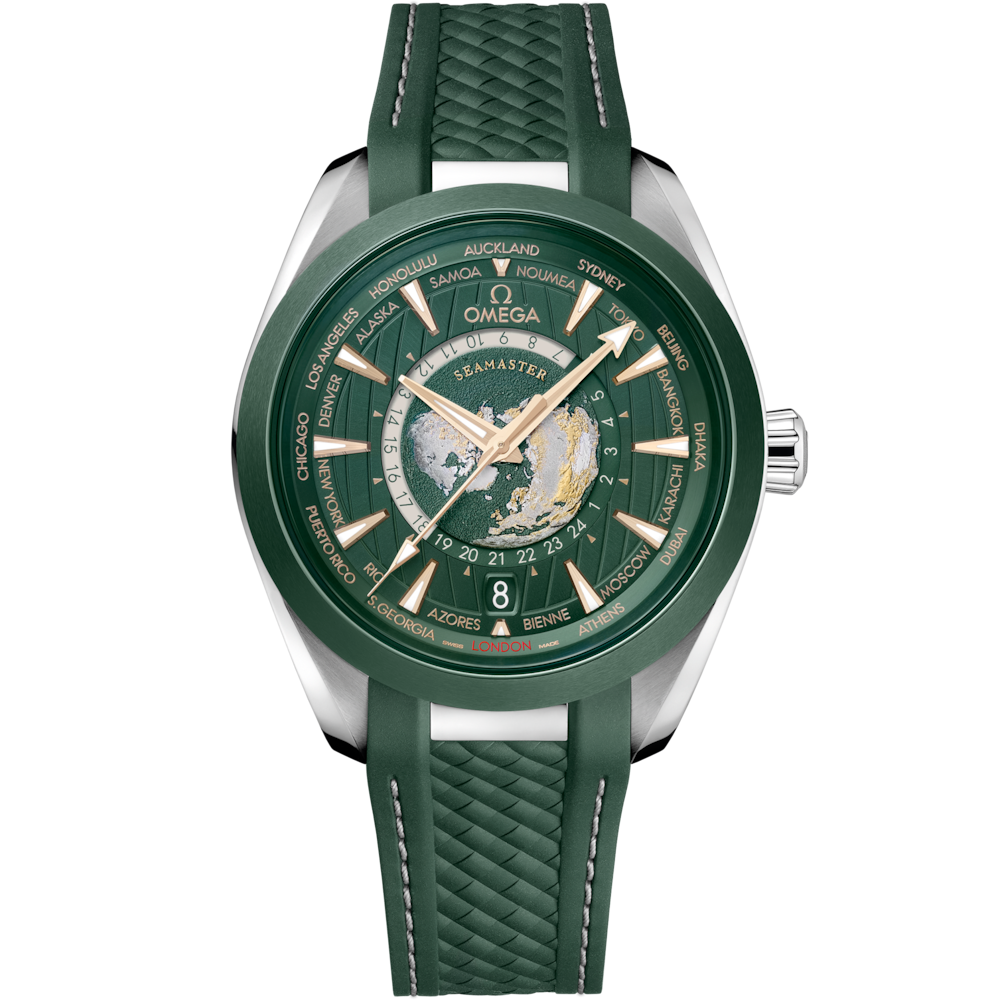 Quadrante verde soleil con mappa del mondo incisa su titanio e indici in oro Moonshine™ 18K e lancette rosse GMT dell’Omega Seamaster Aqua Terra 150M GMT Worldtimer 43 mm modello 220.32.43.22.10.001.