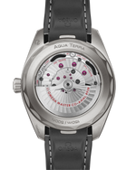 Load image into Gallery viewer, Cinturino in caucciù nero strutturato con maglia decorativa e chiusura déployante in titanio dell’Omega Seamaster Aqua Terra 150M GMT Worldtimer 43 mm.

