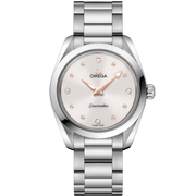 Quadrante in madreperla bianca iridescente con 12 diamanti incastonati su supporti rodiati dell’Omega Seamaster Aqua Terra 150M Quartz 28 mm modello 220.10.28.60.54.001.